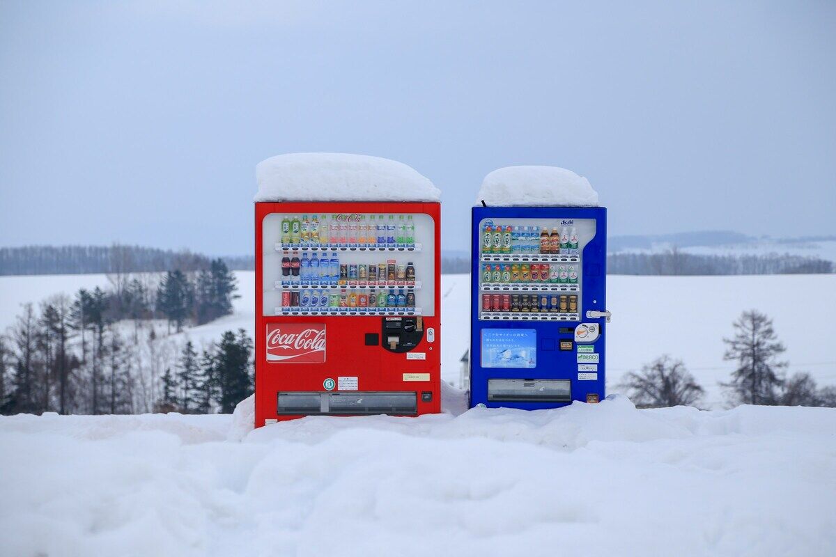 雪原に佇む2台の自動販売機。北海道の冬の風景